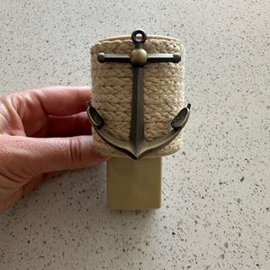 Anchor wall flower plug